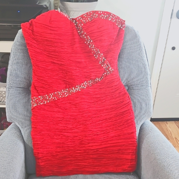 Elegant Red Dress with Beaded Accents - Picture 1 of 5